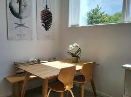 Modern & Homely Apartment - Free Parking