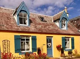 Romantic luxury Cottage right next to the ocean