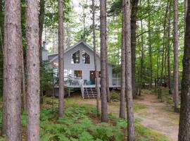 Porch in the Pines in Eagle River WI，位于伊格尔里弗的酒店