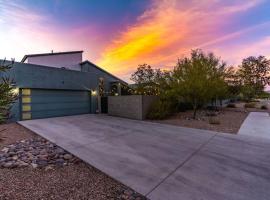 Mid Century Modern Game Room, hotel in Tucson