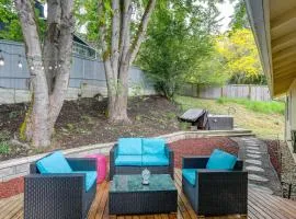 Pet-Friendly Sammamish Home with Deck about 3 Mi to Lake
