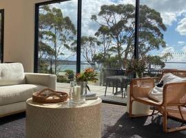 White Beach Retreat - Luxurious Water Views, hotel v destinaci White Beach