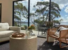 White Beach Retreat - Luxurious Water Views