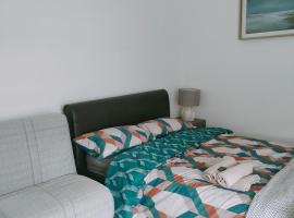 Spacious House, Near Haigh Woodland Park, Wifi, Parking, hotel in Leigh