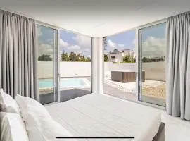 Leonida's Room pool and Jacuzzi