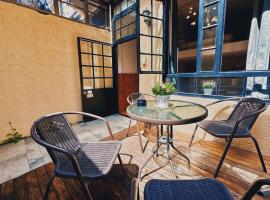 CityWalk Cottage With Two Beds and Courtyard, cottage in Shanghai