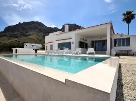 XOROI- Villa primera linea mar con vistas a Bahía Alcudia