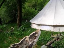 Grande Tente Tipi en pleine forêt, perkhemahan mewah di Burzet