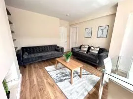 Central 4 Bedroom House With Driveway