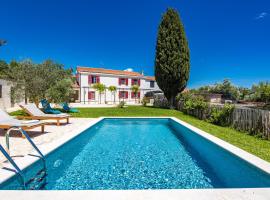 Casa Mirna for 7 people near Pula with sea view & only 2 km from the sea, Hotel in Peruški