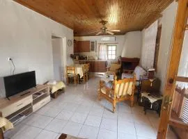 Peaceful 2-bedroom house 500m from beach
