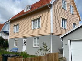 Solhyddan, tvårumslägenhet i villa nära havet, apartment in Båstad