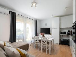 Apartment Lotta with garden, Hotel in Tar