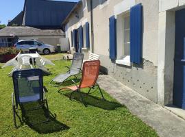 Maison plain pied, 2 chambres, long&egrave;re typique , fraiche, dans bourg avec tous commerces