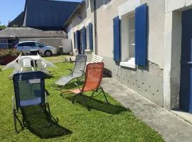 Maison plain pied, 2 chambres, longère typique , fraiche, dans bourg avec tous commerces