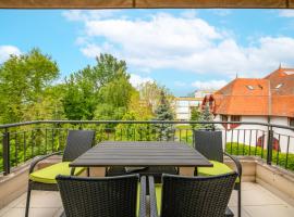 Napsugár 12 by HelloBalatonlelle, hotel in Balatonlelle