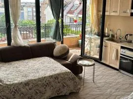 Kazanlak DOWNTOWN Central Square Apartment Guesthouse with Full Kitchen, Panoramic Views, Self Check-in & Free Parking、カザンラクのアパートメント