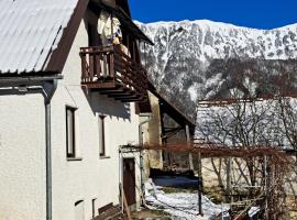 Hikers Hut Hišar, hotel v destinaci Podbrdo