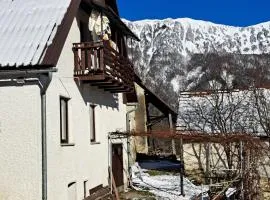 Hikers Hut Hišar
