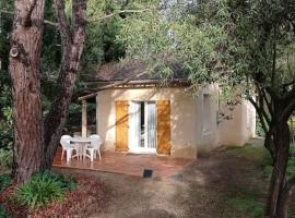 Petite maison dans un écrin de verdure, ξενοδοχείο στο Les Angles Gard