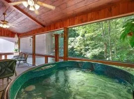 Awesome Retreat - North GA Cabin with Views - Hot Tub, Game Room, Fire Pit, and Stunning Mountain Views near Blue Ridge - Minera