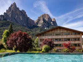 Artnatur Dolomites Hotel & Spa, hotel a Seis - Seiseralm kabinos sífelvonó környékén Siusiban