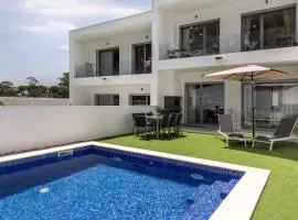 Modern Villa with pool and garage by Soulplaces