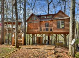 Misty Mountain Treehouse - Luxurious Mountain Views, Hot Tub, Pet Friendly, Porch Swing - Morganton, GA, hotel i Morganton