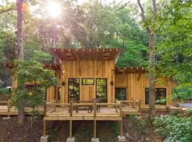 Sugar Shack - Modern, Natural Lighting, Spacious Deck, Cozy Interior, Hot Tub, Fire Pit - Blue Ridge, GA