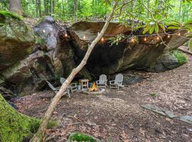 Tuckaway Cave - Cabin on Fightingtown Creek - Mountain Surroundings, Hot Tub, Firepit, Private Access To Fightingtown Creek, Wat, hotel v destinaci Cherry Log