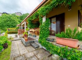 Crimson Apartment by Wonderful Italy, hotel v destinaci Civenna