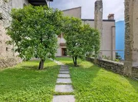 Ca dela Nua front lake