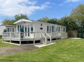 Kingfisher Quay Lodge, glamping a Clacton-on-Sea