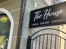The House - Central Boutique Apartments, помешкання для відпустки у місті Кюстенділ