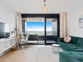 Luxurious City Retreat Balcony & Pool Access