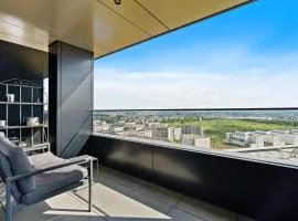 Luxurious City Retreat Balcony & Pool Access