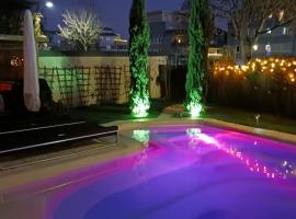Belle Etage geräumige Ferienwohnung mit Pool und Sauna, hotel with pools in Lorsch