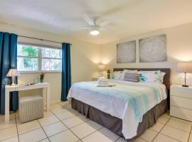 Coconut Cove Mid-long term stays available Walk to Downtown Trolly to BEACHES, hotel in Sarasota