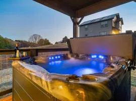 Fun Family Stay, 5-Bedrooms, Hot Tub, Dog-Friendly