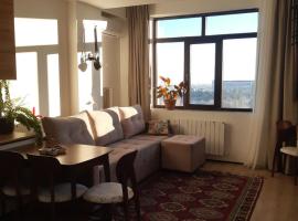 Элитная 2х комнатная квартира на набережной c видом на ботаничнеский сад 6мкр, hotel in Bishkek