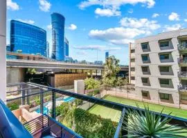 Perth city BNB l CBD and Pool view - 1xKing bed and 2xSingle beds