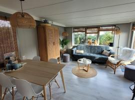 Chalet Joy aan Zee, Hotel in Hollum