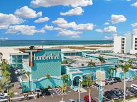 Thunderbird Beach Resort, отель в городе Сент-Пит-Бич