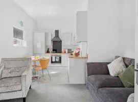 Henwood Home Stays I 3 Modern Flats I Sleeps 4 in each