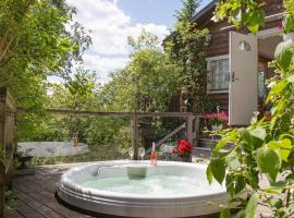 9 person holiday home in HUDDINGE, hotel em Huddinge