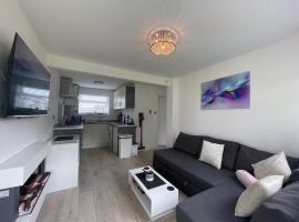 Look no further. gorgeous newly renovated contemporary chalet Sandown, hotell i Brading