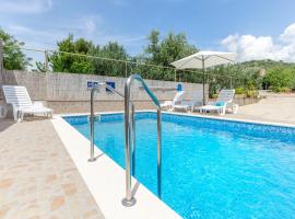 Apartments Family apartments Mila with pool, hotel en Tribunj