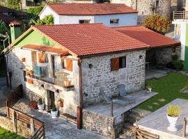 Cozy Galician Stone Farmhouse with Fireplaces and Pool, hôtel à Santo Tomé