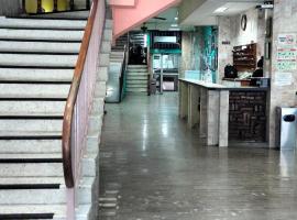 Hoteles Santa Regina，位于奇瓦瓦罗伯托·菲耶罗·比利亚洛沃斯将军国际机场 - CUU附近的酒店