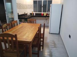 Casa de Praia Golfinhos, hotel in Caraguatatuba